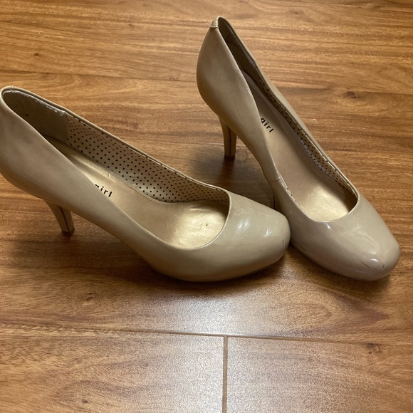 Madden girl nude pumps. Size 9. Small scuff marks - Picture 2 of 3